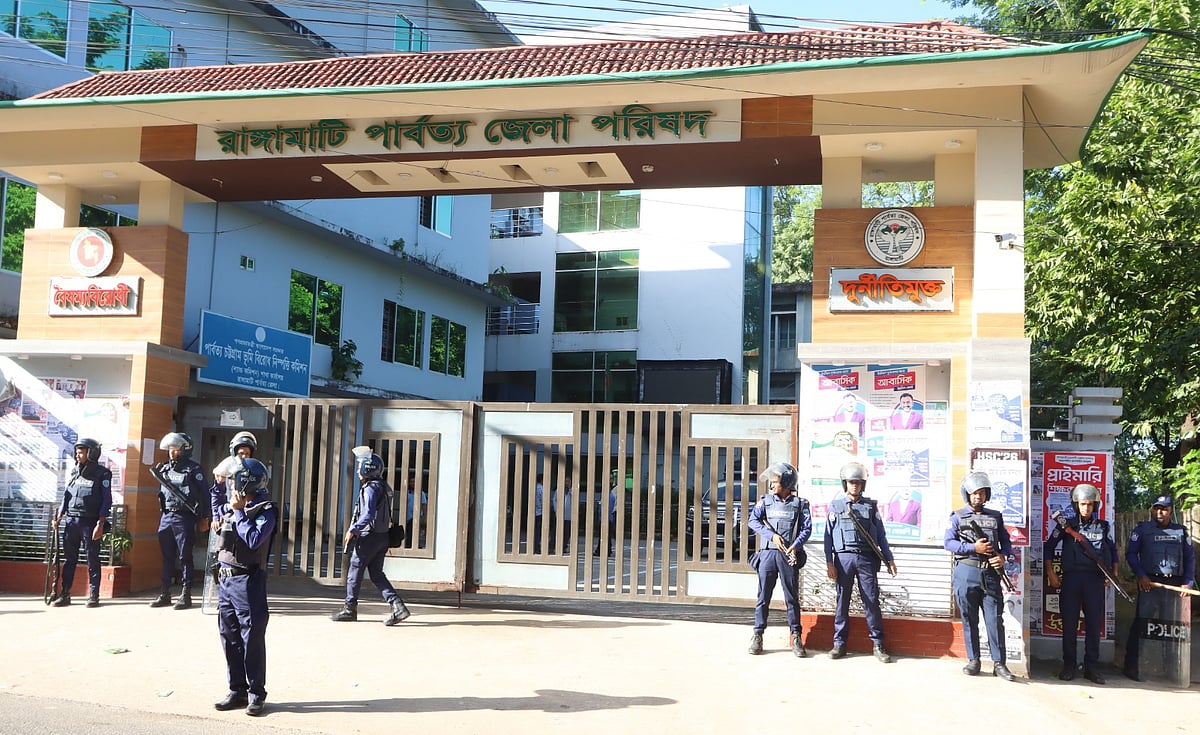 রাঙামাটিতে হরতাল কর্মসূচি ঘিরে সতর্ক অবস্থানে রয়েছে পুলিশ। আজ সকালে পার্বত্য জেলা পরিষদের মূল ফটকে