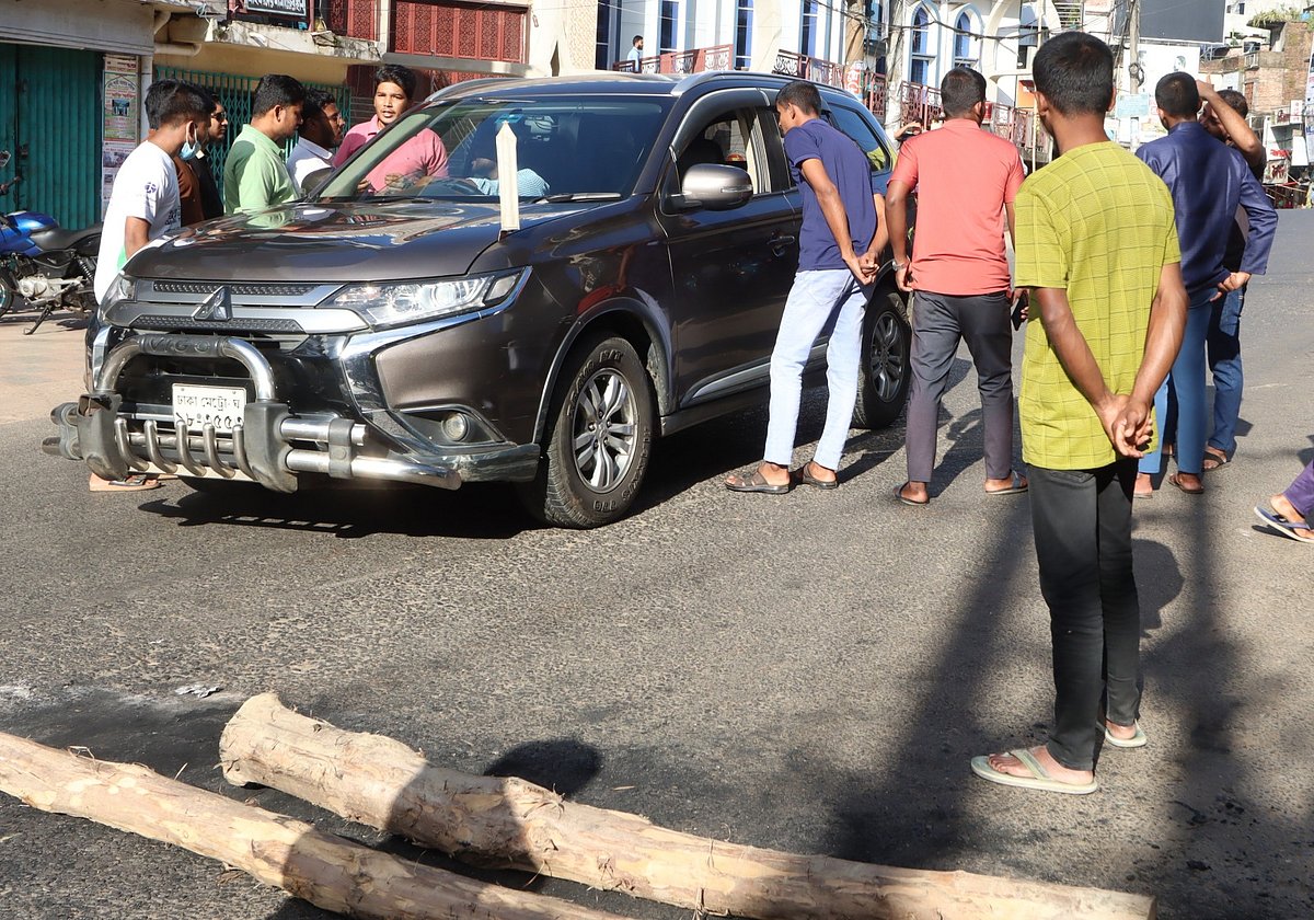 সড়কে গাছের গুঁড়ি ফেলে অবরোধের চেষ্টা করছেন হরতাল সমর্থনকারীরা। এ সময় বিভিন্ন গাড়ির চালককেও জিজ্ঞাসাবাদ করা হচ্ছে। আজ সকালে রাঙামাটি শহরের বনরূপা এলাকায়
