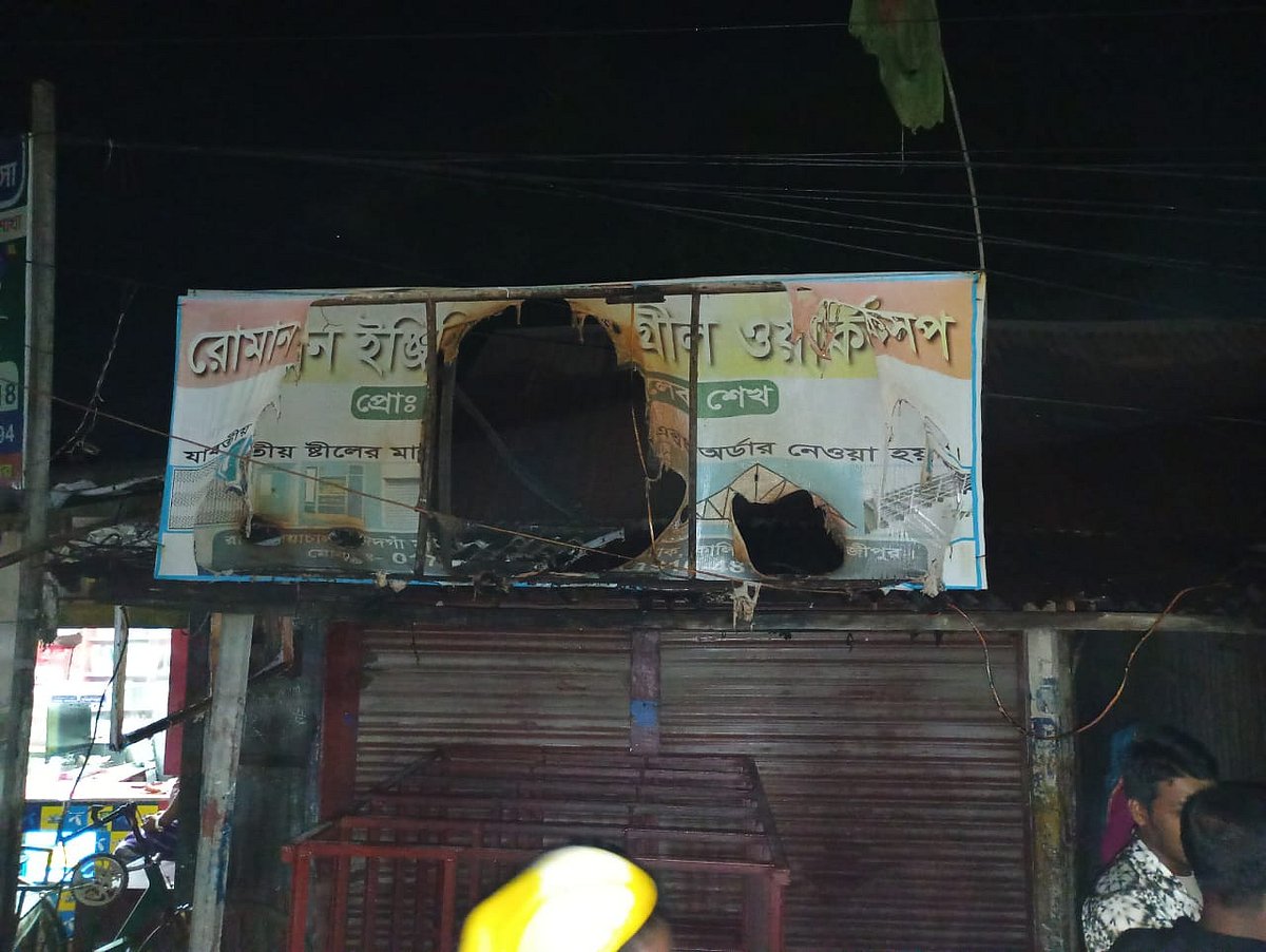 গাজীপুরের কালিয়াকৈরে একটি ওয়ার্কশপে গ্যাস সিলিন্ডার কাটার সময় আগুন ধরে যায়। গতকাল বুধবার রাত ১০টার দিকে উপজেলার রাখালিয়াচালা এলাকায়