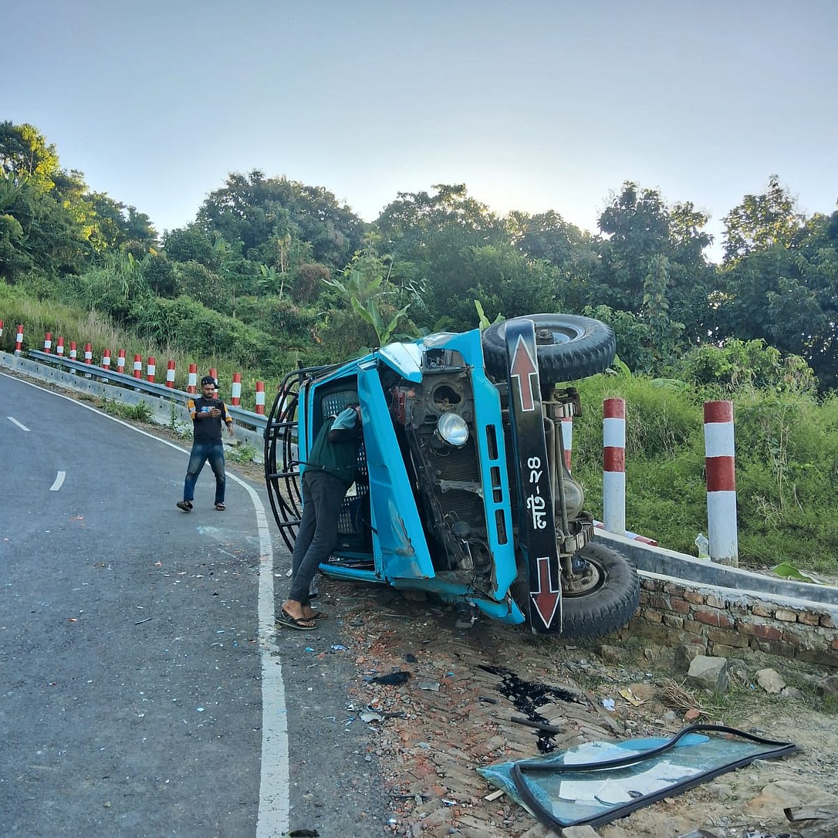 দুর্ঘটনায় পর্যটকবাহী গাড়িটি দুমড়ে মুচড়ে যায়। আজ সকালে জেলার বগালেক-কেওক্রাডং সড়কে