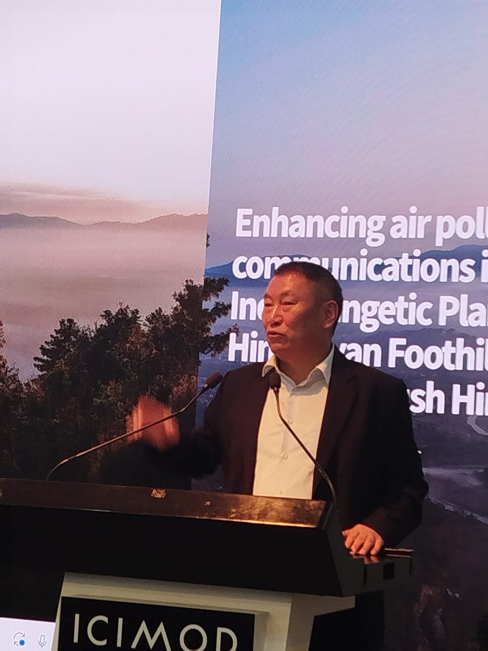 বায়ুদূষণ নিয়ে সেমিনারে বক্তব্য দিচ্ছেন আন্তর্জাতিক সংস্থা ইসিমডের মহাপরিচালক পেমা জিয়ামসো। ললিতপুর, নেপাল