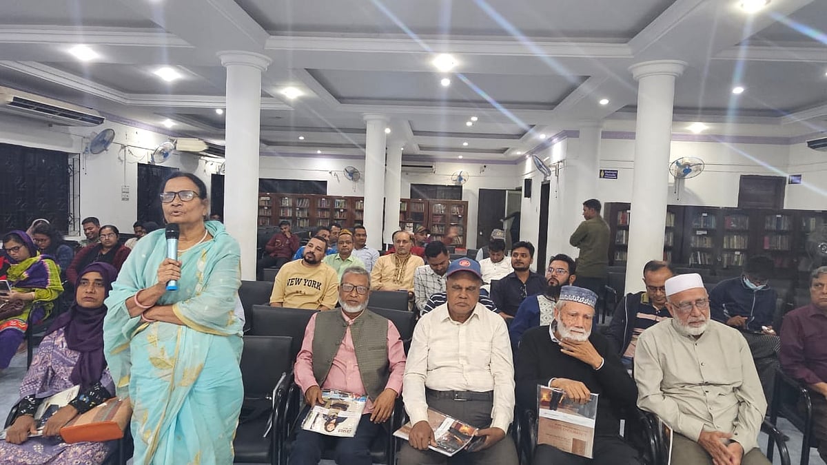 সুনামগঞ্জে প্রথম আলোর সুধী সমাবেশ বক্তব্য দিচ্ছেন নারীনেত্রী সঞ্চিতা চৌধুরী। বৃহস্পতিবার সন্ধ্যায় শহরের শহীদ মুক্তিযোদ্ধা জগৎজ্যোতি পাবলিক লাইব্রেরি মিলনায়তনে