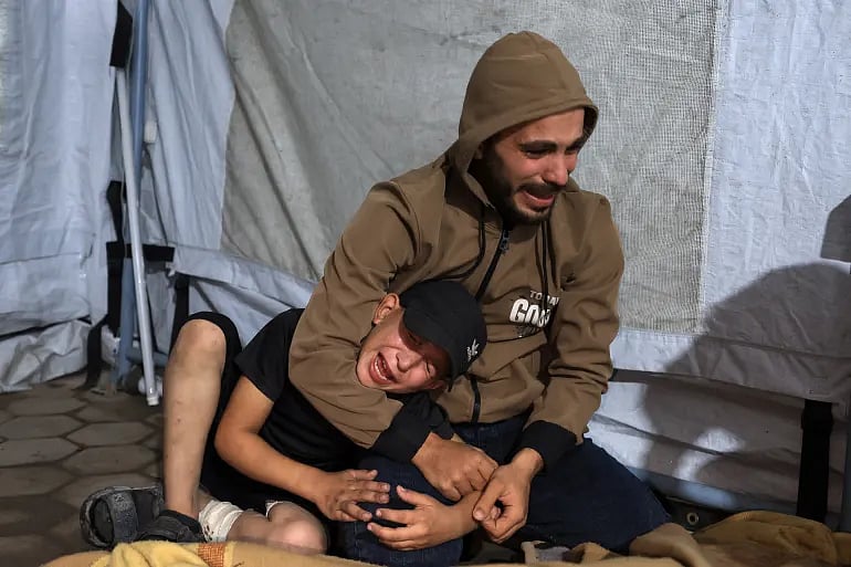 ইসরায়েলি হামলায় স্বজন হারিয়ে দুজন ফিলিস্তিনির আর্তনাদ। গাজা নগরীর আল-আহলি আরব হাসপাতালে, ১৯ নভেম্বর ২০২৫