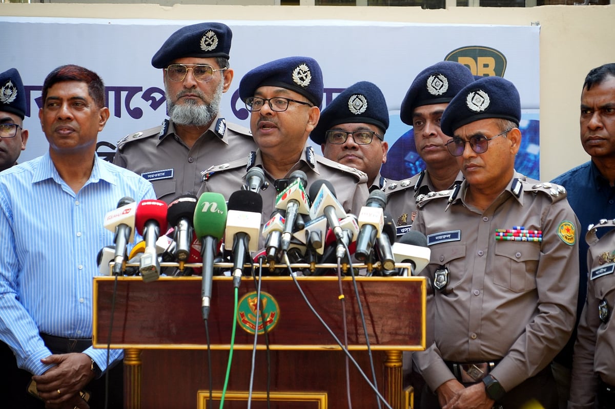 ঢাকা মহানগর পুলিশের (ডিএমপি) কমিশনার শেখ মো. সাজ্জাত আলী। আজ বৃহস্পতিবার সকালে ডিএমপির গোয়েন্দা বিভাগের (ডিবি) সাইবার সাপোর্ট সেন্টার উদ্বোধন অনুষ্ঠানে