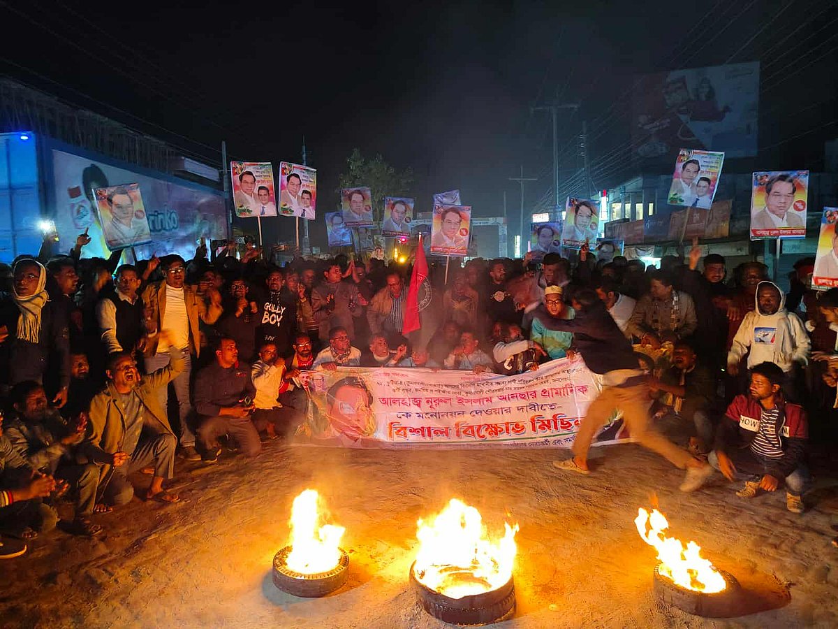 কুষ্টিয়া-৪ আসনের বিএনপির প্রার্থী পরিবর্তনের দাবিতে মশালমিছিল। বৃহস্পতিবার সন্ধ্যা সাড়ে ছয়টায় কুমারখালী বাজারে