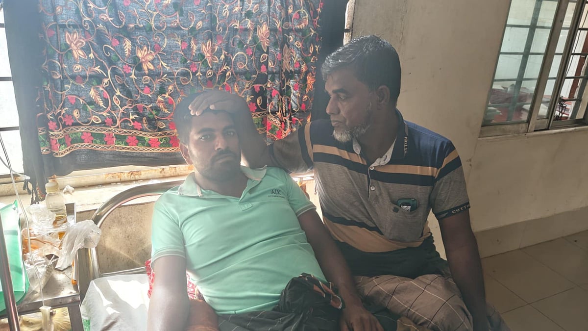 সাতক্ষীরা মেডিকেল কলেজ হাসপাতালের চারতলার বারান্দায় একটি শয্যায় ব্যথায় কাতর হয়ে শুয়ে আছেন রহিম গাজী