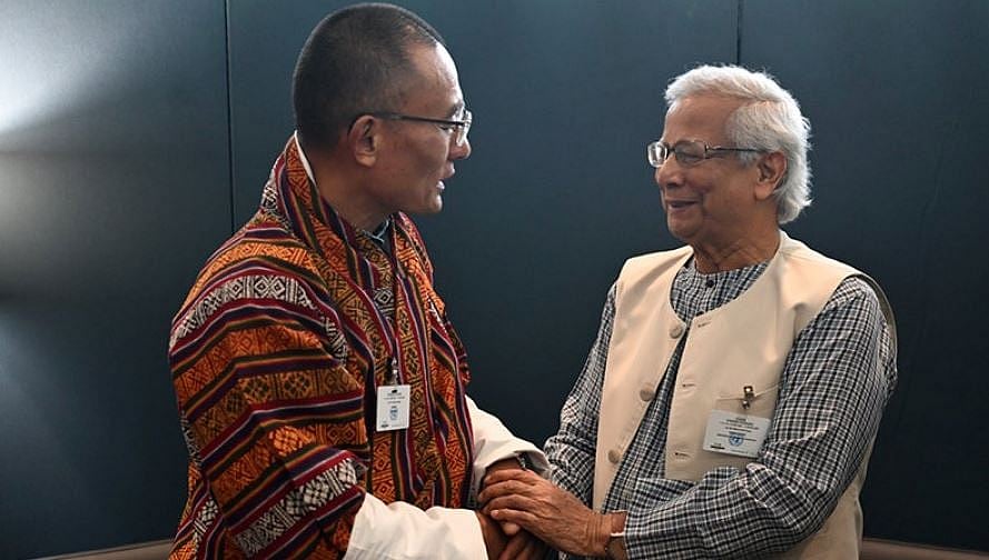 প্রধান উপদেষ্টা অধ্যাপক মুহাম্মদ ইউনূস (ডানে) ও ভুটানের প্রধানমন্ত্রী শেরিং তোবগে