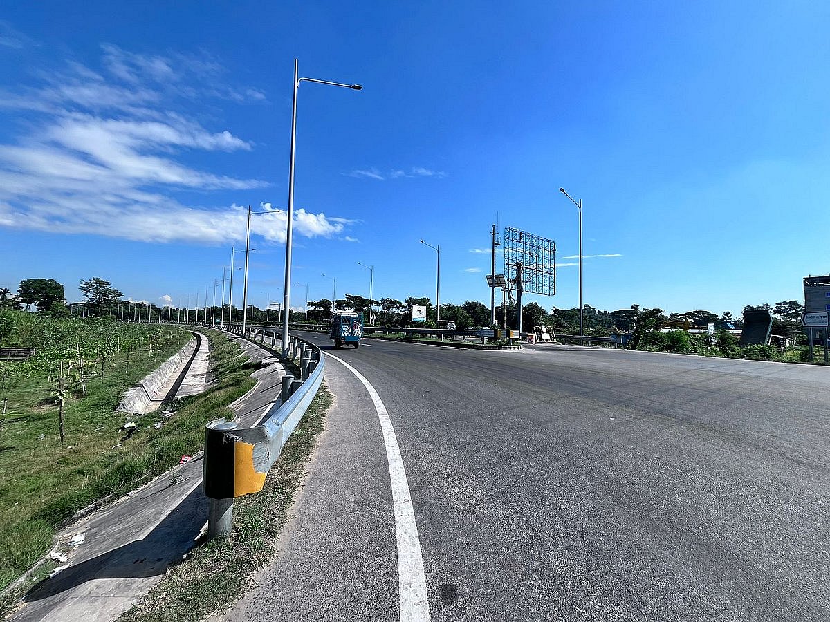 কর্ণফুলী টানেল চালুর পর বদলে গেছে চট্টগ্রামের আনোয়ারার বৈরাগ এলাকার দৃশ্যপট। ‘চায়না রোড’ ঘিরে সন্ধ্যার পর জমে ওঠে আড্ডা, খাবারের দোকান, সেলফি তুলতে আর ঘুরতে আসা মানুষের ভিড়। আজ সকালে তোলা