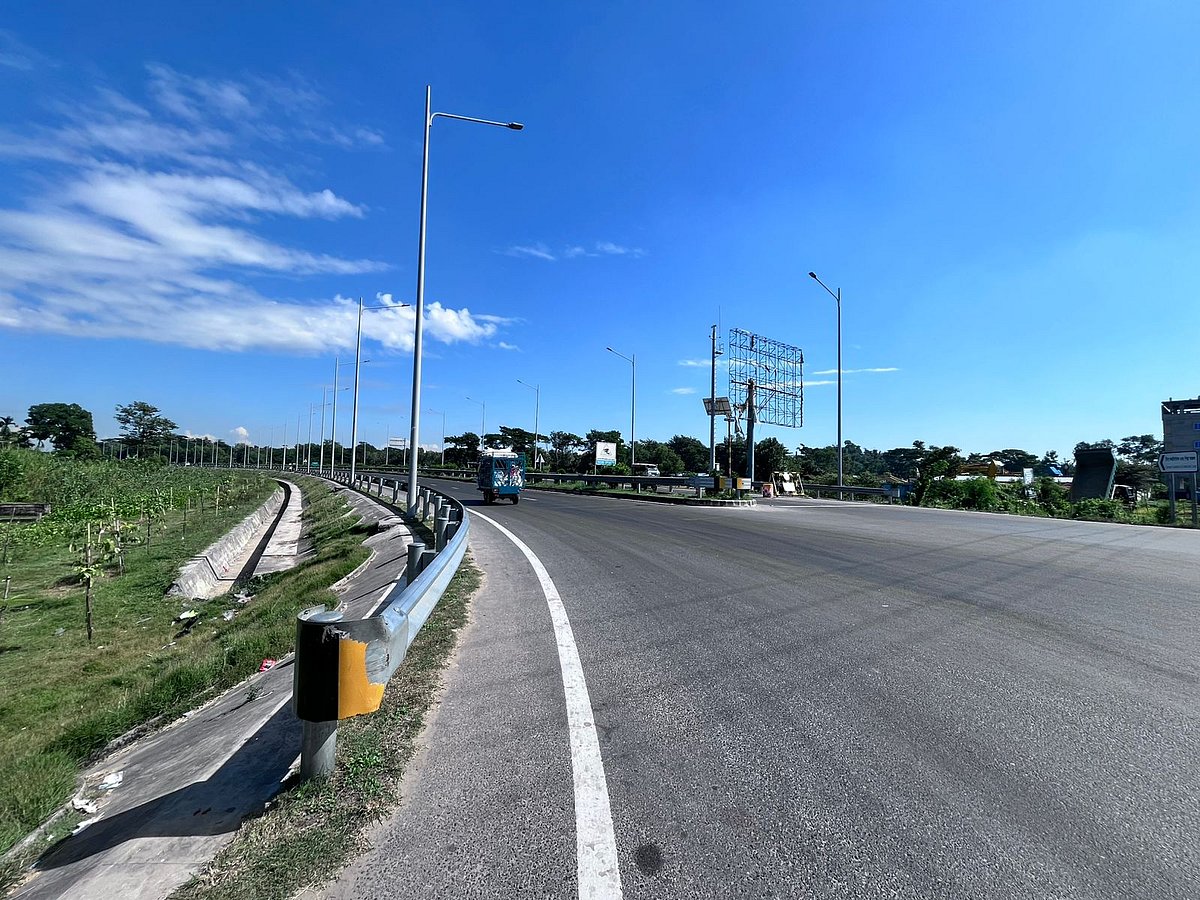 কর্ণফুলী টানেল চালুর পর বদলে গেছে চট্টগ্রামের আনোয়ারার বৈরাগ এলাকার দৃশ্যপট। ‘চায়না রোড’ ঘিরে সন্ধ্যার পর জমে ওঠে আড্ডা, খাবারের দোকান, সেলফি তুলতে আর ঘুরতে আসা মানুষের ভিড়। আজ সকালে তোলা