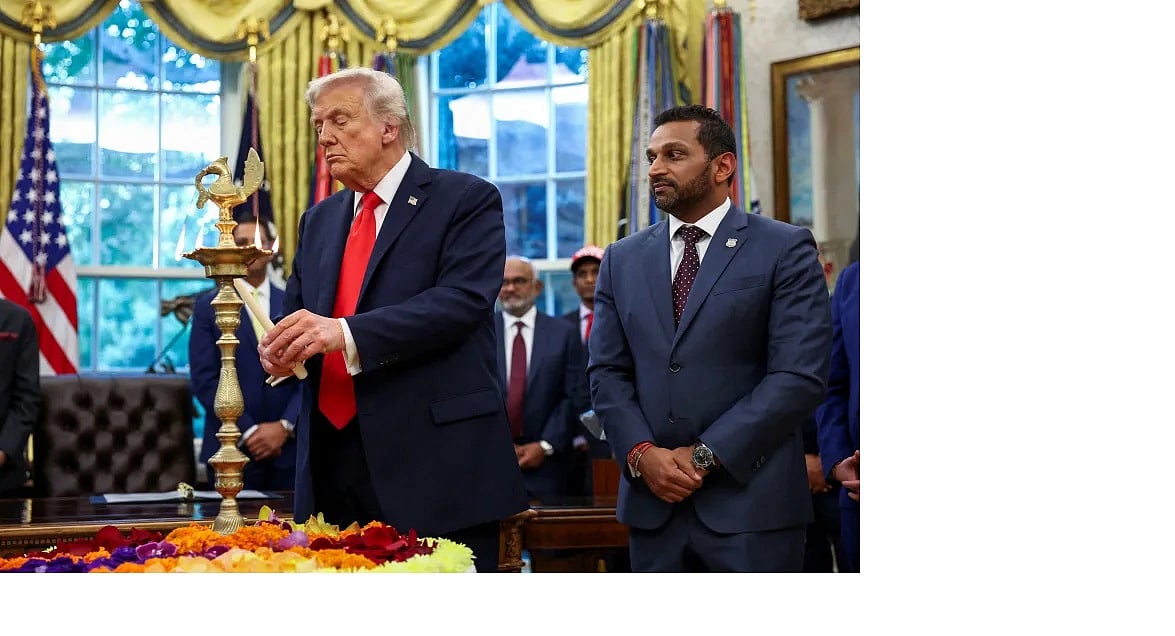 হোয়াইট হাউসে দিওয়ালিতে মোমবাতি জ্বালাচ্ছেন মার্কিন প্রেসিডেন্ট ডোনাল্ড ট্রাম্প। এ সময় পাশে ভারতীয় বংশোদ্ভূত মার্কিন এফবিআইয়ের পরিচালক ক্যাশ প্যাটল। ২১ অক্টোবর ২০২৫, ওয়াশিংটন–