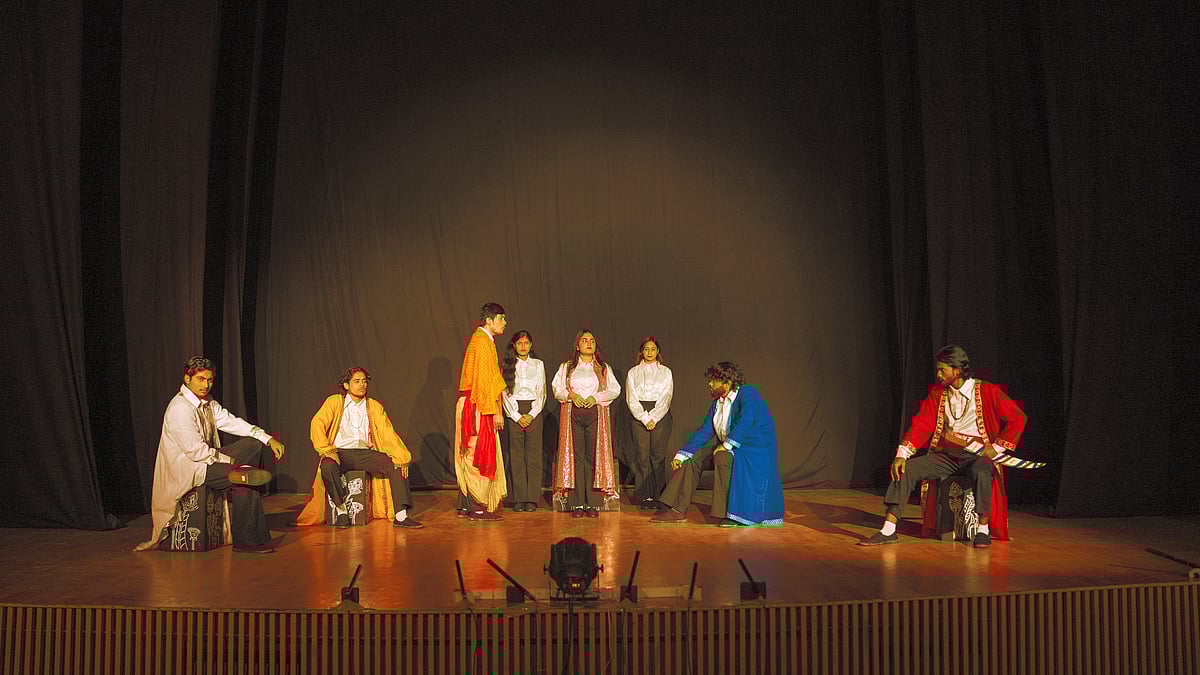 বুধবার রাতে ইনডিপেনডেন্ট ইউনিভার্সিটি, বাংলাদেশ (আইইউবি) মিলনায়তনে নাটকটি মঞ্চস্থ হয়