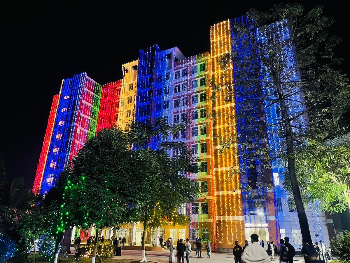 দিনাজপুর হাজী দানেশ বিশ্ববিদ্যালয়ে দ্বিতীয় সমাবর্তন অনুষ্ঠান উপলক্ষে ক্যাম্পাসে আলোকসজ্জা করা হয়েছে। বুধবার রাতে তোলা