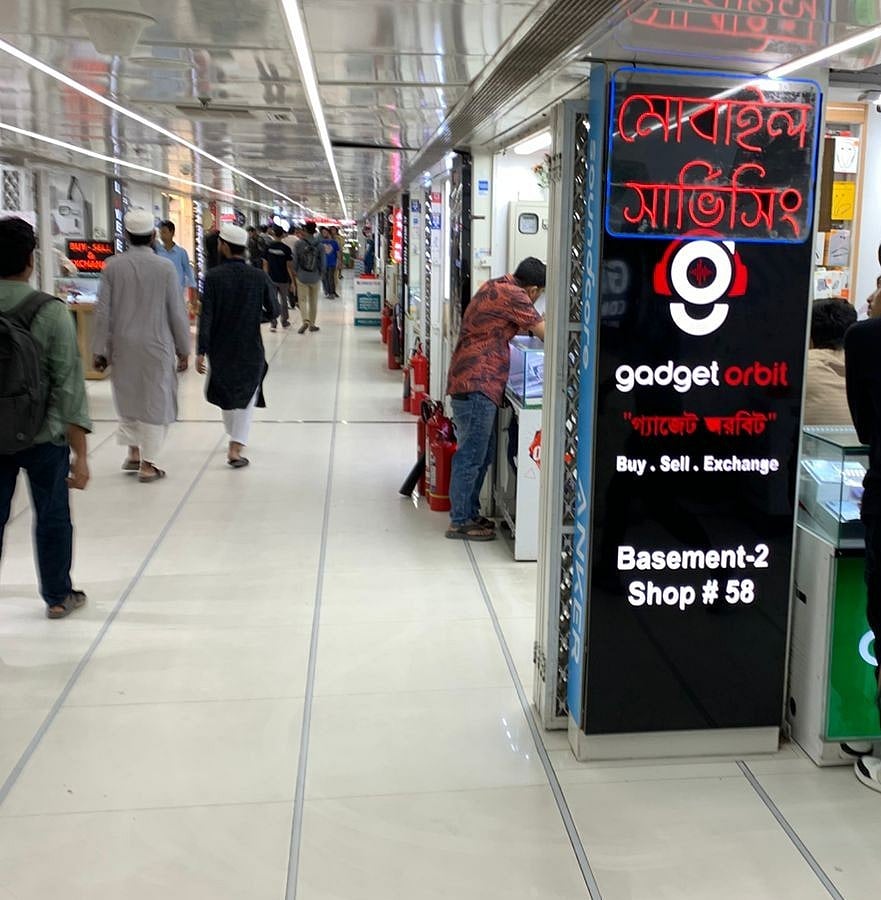 বসুন্ধরা সিটি মোবাইল মার্কেট খুললেও ক্রেতাদের উপস্থিত কম দেখা গেছে