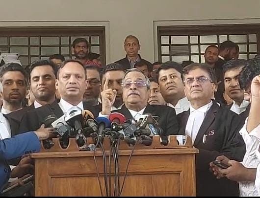 সাংবাদিকদের সঙ্গে কথা বলছেন জ্যেষ্ঠ আইনজীবী জয়নুল আবেদীন