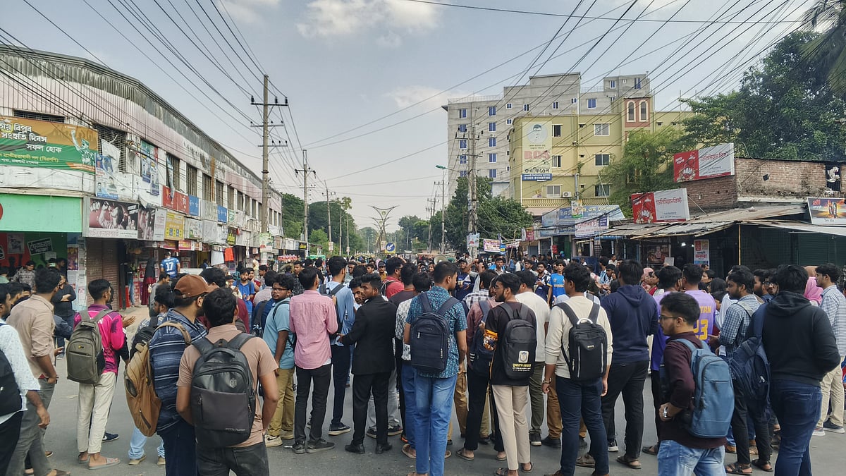রাজশাহী বিশ্ববিদ্যালয়ের শিক্ষার্থীদের ওপর হামলার প্রতিবাদে ঢাকা-রাজশাহী মহাসড়ক অবরোধ। আজ বৃহস্পতিবার দুপুরে