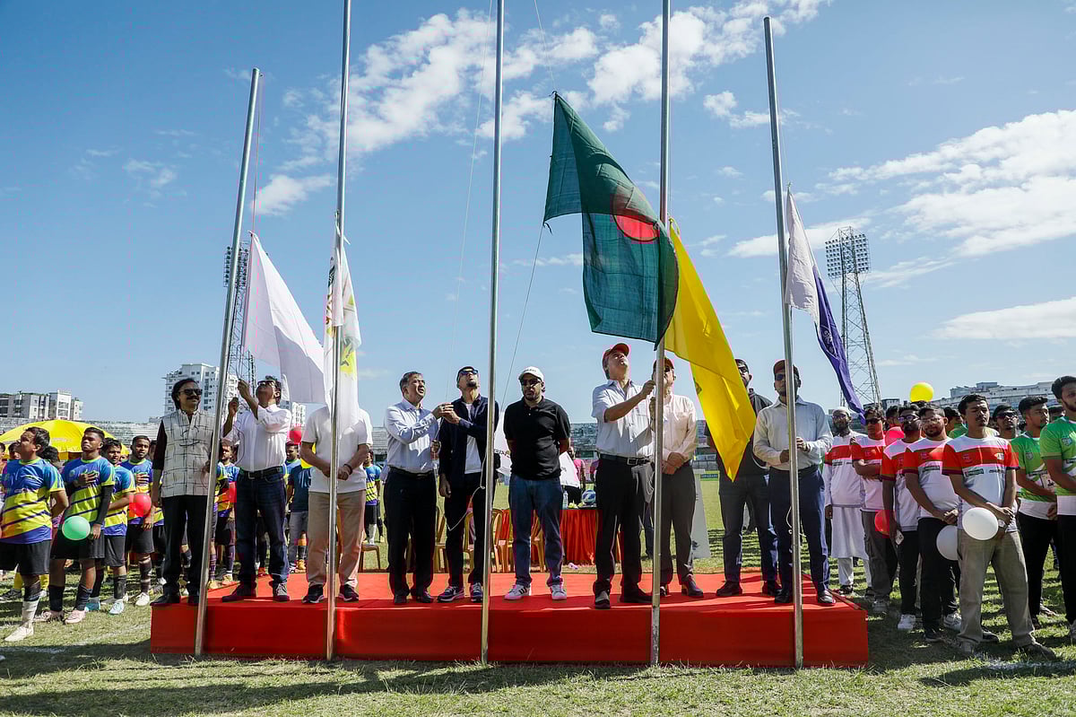 উদ্ধোধনী অনুষ্ঠানে জাতীয় পতাকা উত্তোলন করছেন অতিথিরা