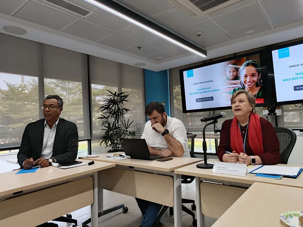 সংবাদ সম্মেলনে জরিপে প্রাপ্ত ফলাফলের বিভিন্ন দিক তুলে ধরেন ইউনিসেফ বাংলাদেশের প্রতিনিধি রানা ফ্লাওয়ার্স