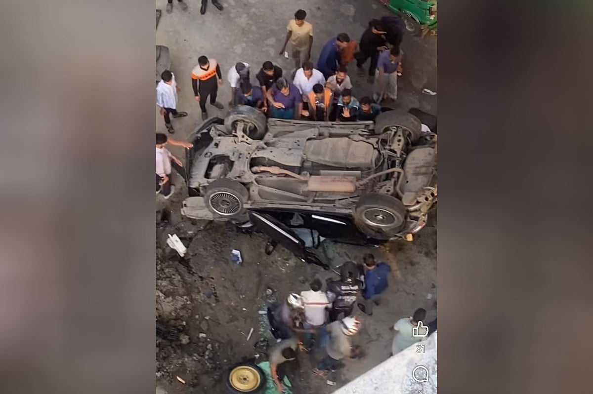 এক্সপ্রেসওয়ে থেকে ছিটকে নিচে পড়ে যাওয়া প্রাইভেট কার। আজ বিকেলে চট্টগ্রামের নিমতলা মোড়ে