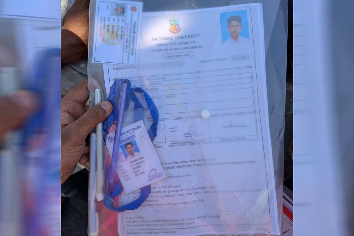 নিহত কলেজছাত্র রাশেদুল ইসলামের সঙ্গে থাকা ফাইলে স্নাতক পরীক্ষার প্রবেশপত্র, কলম। আজ সকালে চট্টগ্রামের রাঙ্গুনিয়ার রানীরহাট বাজারে দুর্ঘটনায় ঘটনাস্থলেই মারা যান তিনি