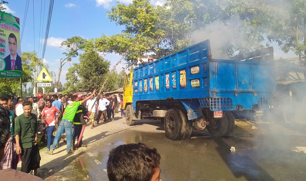 দুর্ঘটনার পর ট্রাকটি আটকে রেখে আগুন ধরিয়ে দেন ক্ষুব্ধ এলাকাবাসী। পরে ফায়ার সার্ভিস ঘটনাস্থলে এসে আগুন নিয়ন্ত্রণে আনে