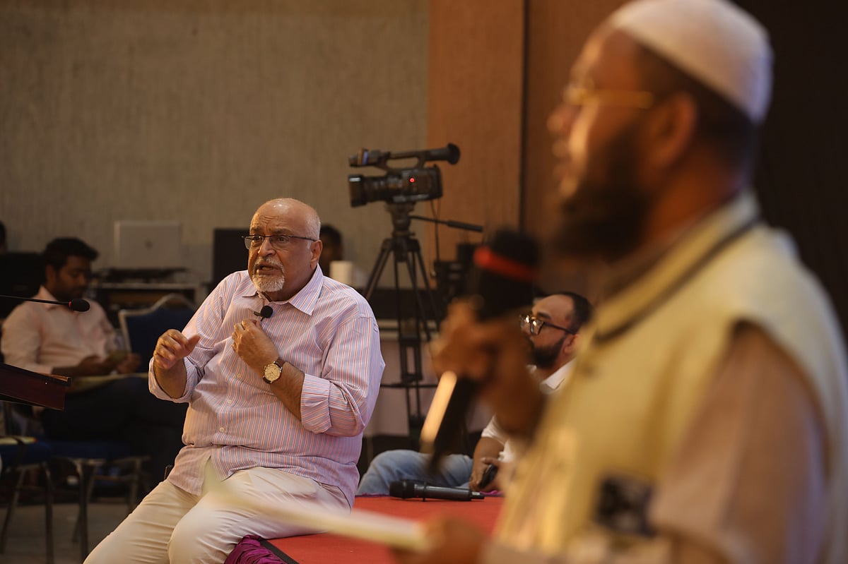 খুলনায় নাগরিক প্ল্যাটফর্মের উদ্যোগে প্রাক-নির্বাচনী উদ্যোগ আঞ্চলিক পরামর্শ সভায় কথা বলছেন অর্থনীতিবিদ দেবপ্রিয় ভট্টাচার্য। হোটেল সিটি ইন, খুলনা, ২০ নভেম্বর