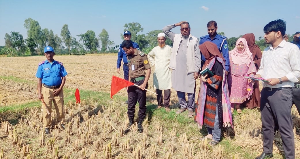 জয়পুরহাটের আক্কেলপুরের ফজলুর রহমানের জ্ঞাত আয়বহির্ভূত স্থাবর সম্পত্তিতে লাল ঝান্ডা পুঁতে দখল বুঝে নিচ্ছেন ইউএনও আবিদা খানম। বৃহস্পতিবার কানুপুর গ্রামে