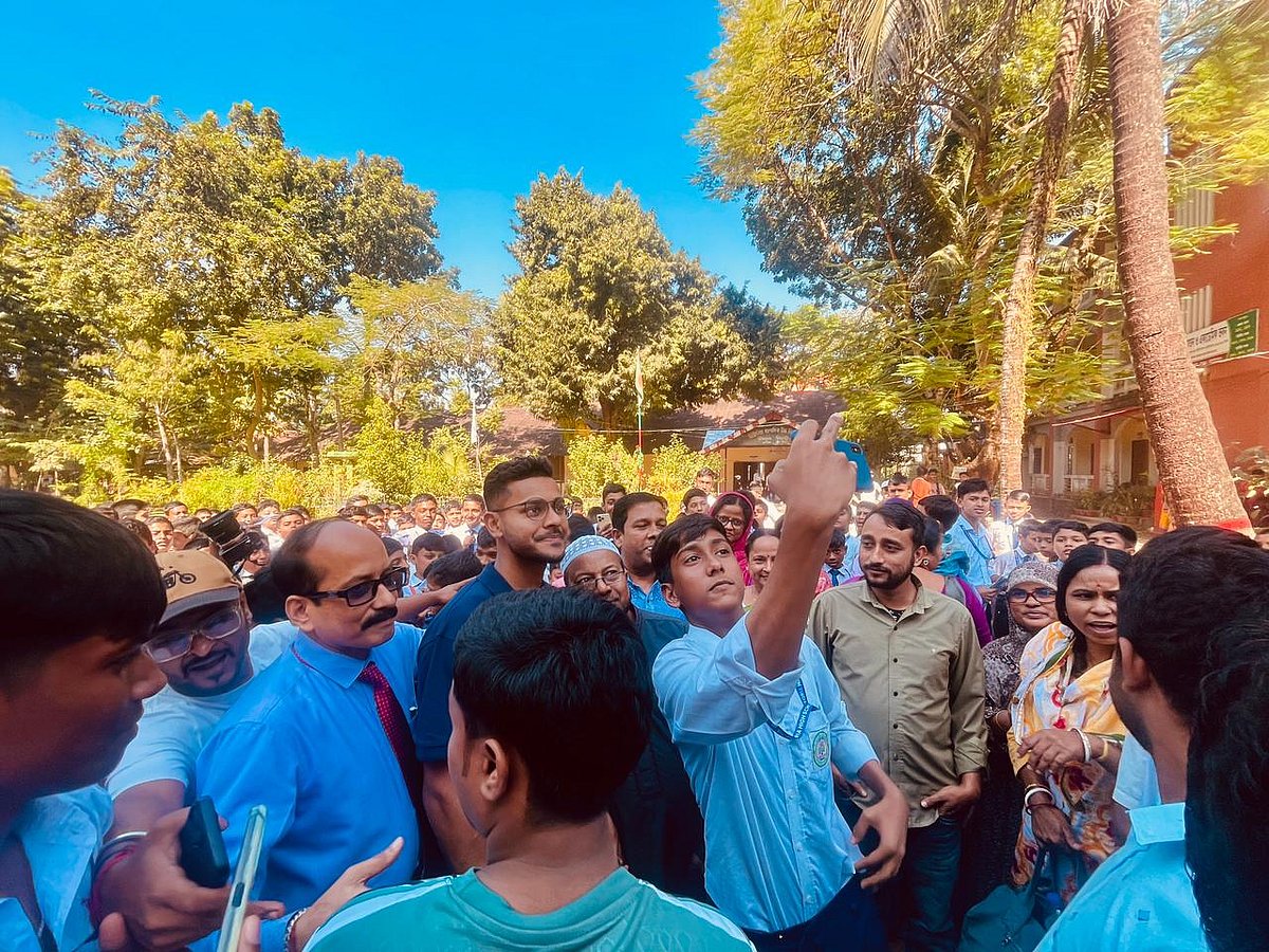 বিদ্যালয় প্রাঙ্গণে প্রবেশ করতেই শমিত সোমকে ঘিরে ধরে শিক্ষার্থীদের উচ্ছ্বাস। আজ বৃহস্পতিবার দুপুরে মৌলভীবাজারের শ্রীমঙ্গলের ভিক্টোরিয়া উচ্চবিদ্যালয়ে