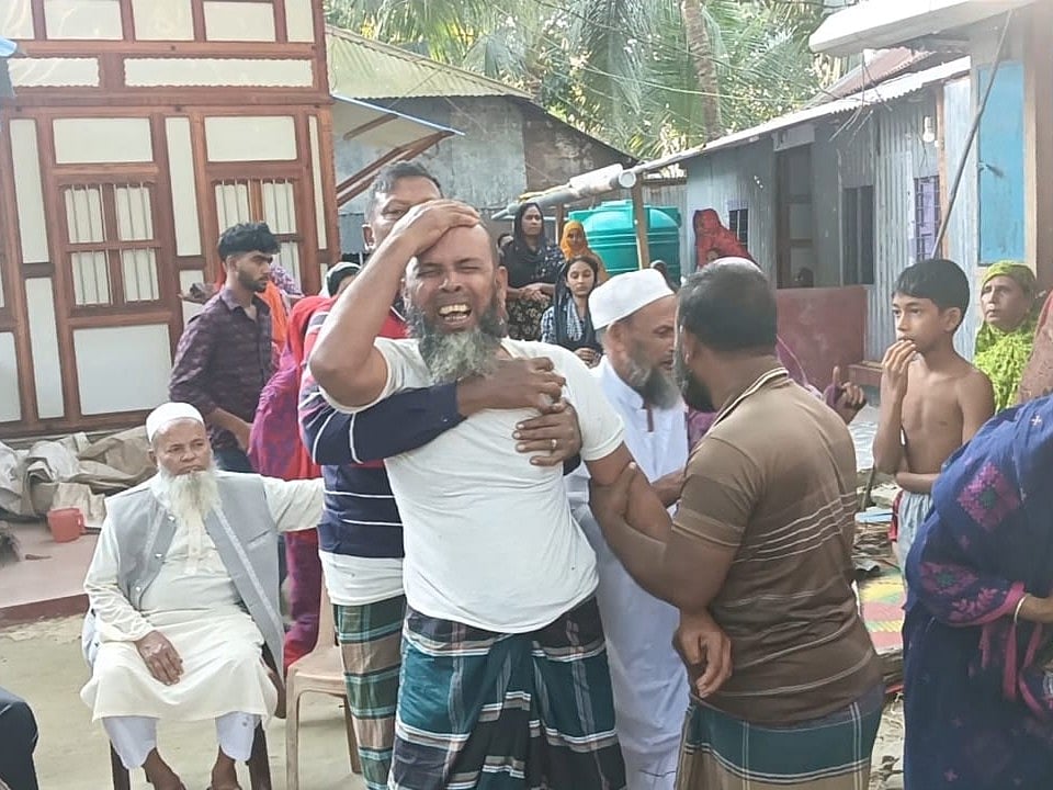 লিবিয়ায় ভূমধ্যসাগর–সংলগ্ন আল-খুমস উপকূলে নৌকাডুবিতে নিহত এনামুল শেখের বাবা আকবর আলী শেখের আহাজারি। গতকাল বিকেলে গোপালগঞ্জের মুকসুদপুর উপজেলার ননিক্ষীর ইউনিয়নের পশ্চিম লওখন্ডা গ্রামে