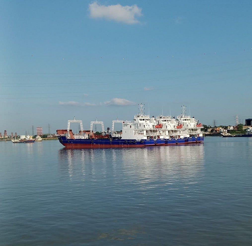রপ্তানির জন্য তিন জাহাজ নোঙর করে রাখা হয়েছে কর্ণফুলী নদীতে
