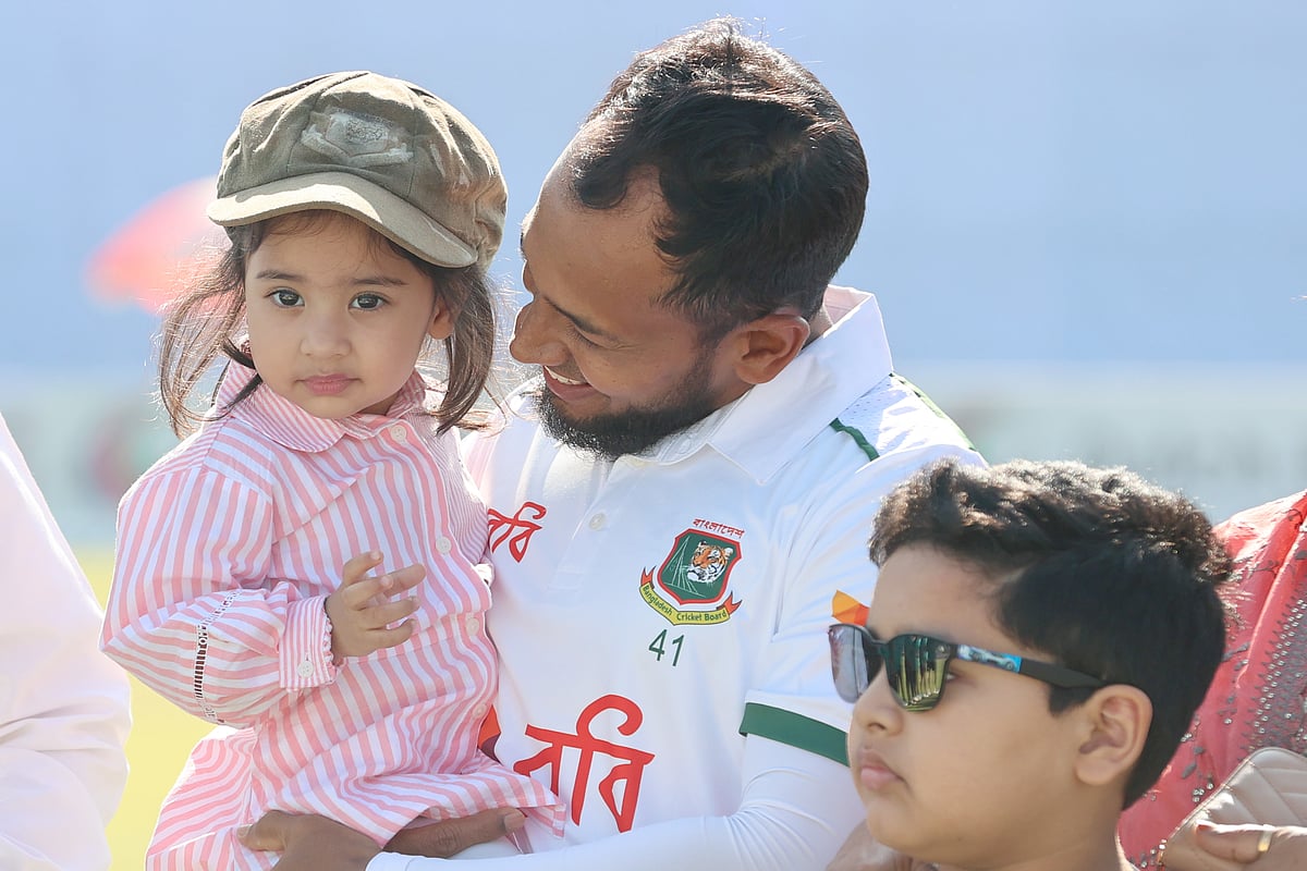 শততম টেস্টের প্রথম সকালে মাঠে এসেছিলেন মুশফিকের পরিবারের সদস্যরা। এক পর্যায়ে নিজের অভিষেক টেস্টের ক্যাপ পরিয়ে দেন মেয়ের মাথায়