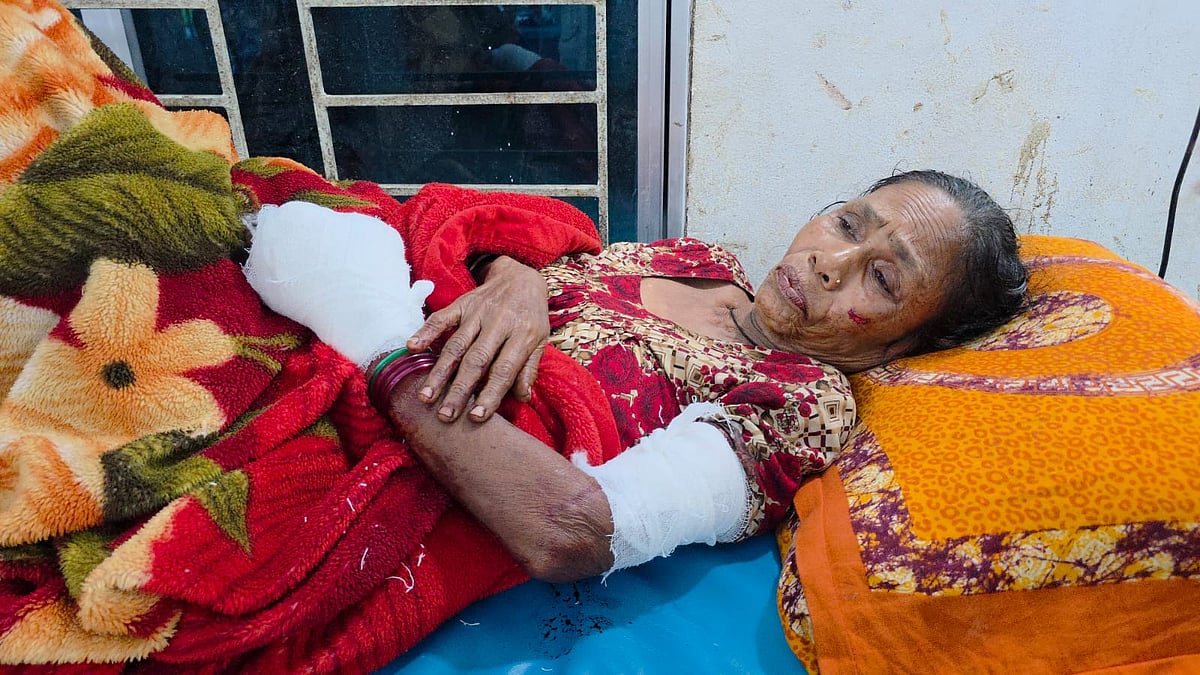 ককটেল বিস্ফোরণে আহত লালমোন নেছা (৫৫)। আজ বৃহস্পতিবার বিকেলে কোটালীপাড়া উপজেলা স্বাস্থ্য কমপ্লেক্সে