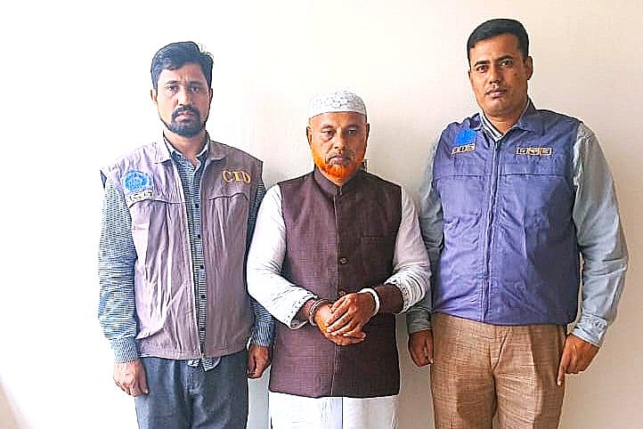 সৌদি আরবে এক ব্যবসায়ীকে অপহরণ করে বাংলাদেশে তাঁদের স্বজনদের কাছ থেকে ৩৫ লাখ টাকা মুক্তিপণ আদায়ের ঘটনায় মাগুরা থেকে জিয়াউর রহমান নামের এই ব্যক্তিকে গ্রেপ্তার করেছে পুলিশের অপরাধ তদন্ত বিভাগ (সিআইডি)