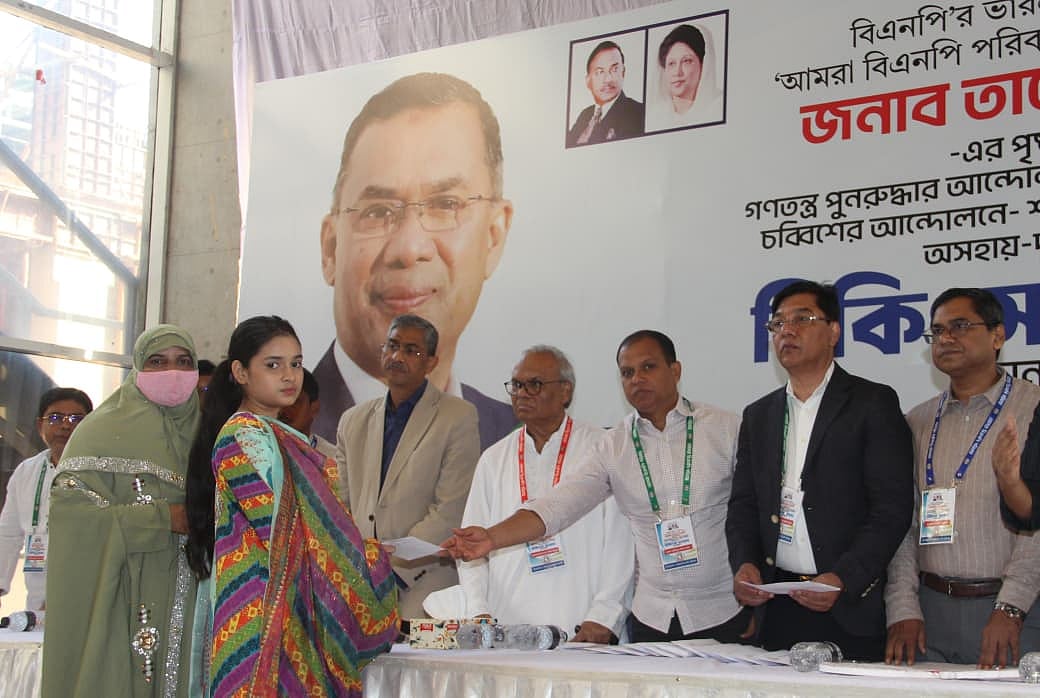 বিএনপির ভারপ্রাপ্ত চেয়ারম্যান তারেক রহমানের পৃষ্ঠপোষকতায় চিকিৎসাসহায়তা প্রদান অনুষ্ঠানে দলটির জ্যেষ্ঠ যুগ্ম মহাসচিব রুহুল কবির রিজভী। আজ বৃহস্পতিবার রাজধানীর কৃষিবিদ ইনস্টিটিউশন মিলনায়তনে