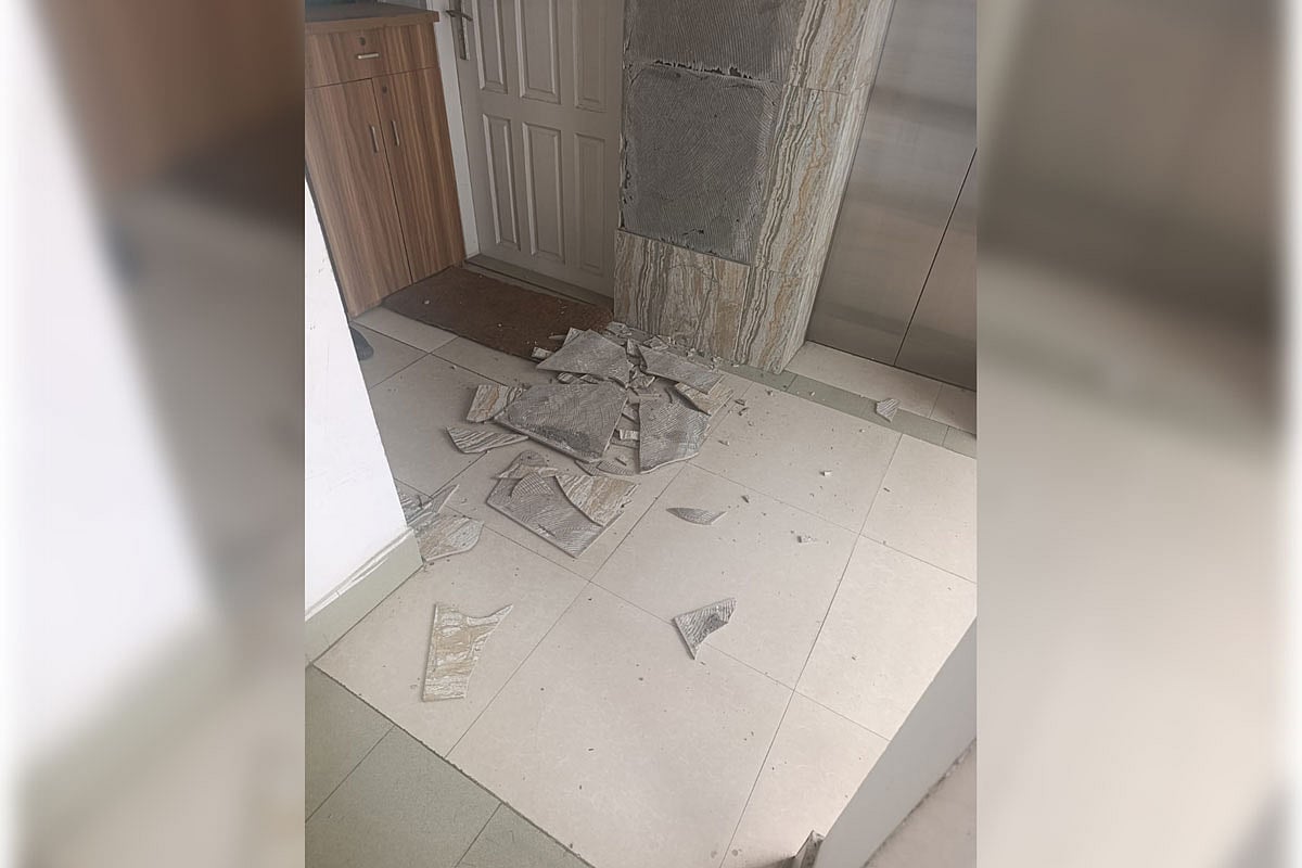 ভূমিকম্পে রাজধানীর মিরপুরের একটি বাসার দেয়ালের টাইলস খুলে পড়েছে