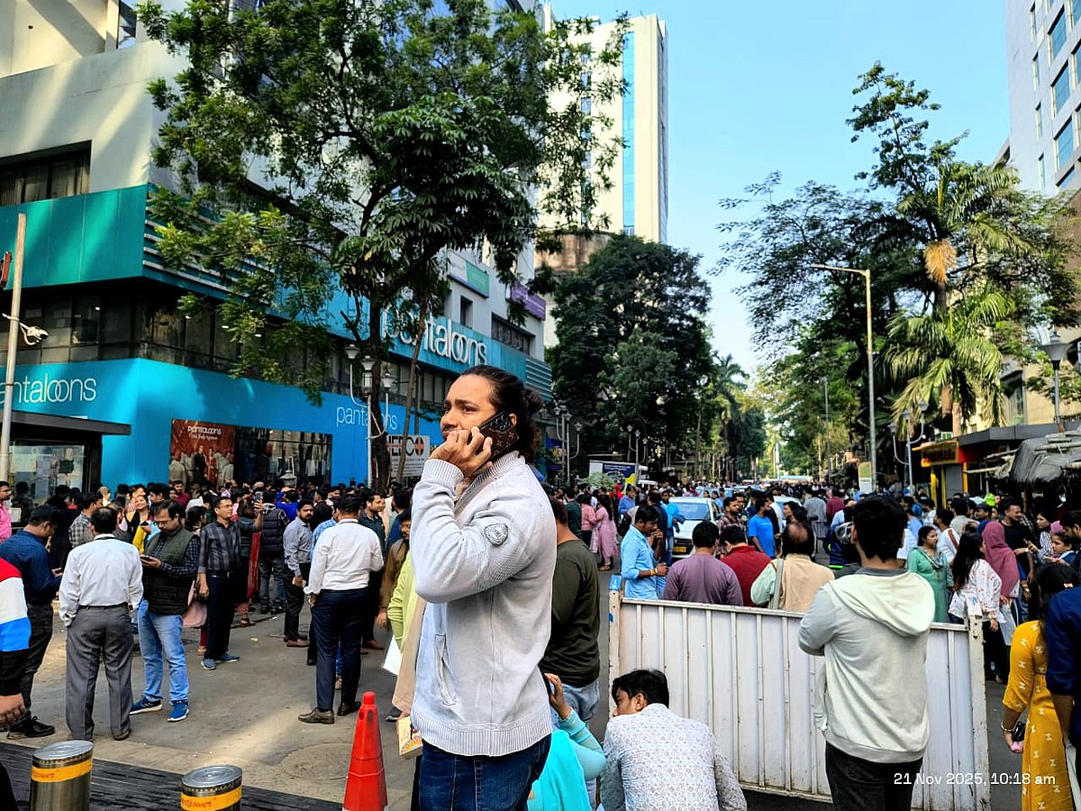 ভূমিকম্পের পর কলকাতার বাসিন্দারা রাস্তায় নেমে আসেন