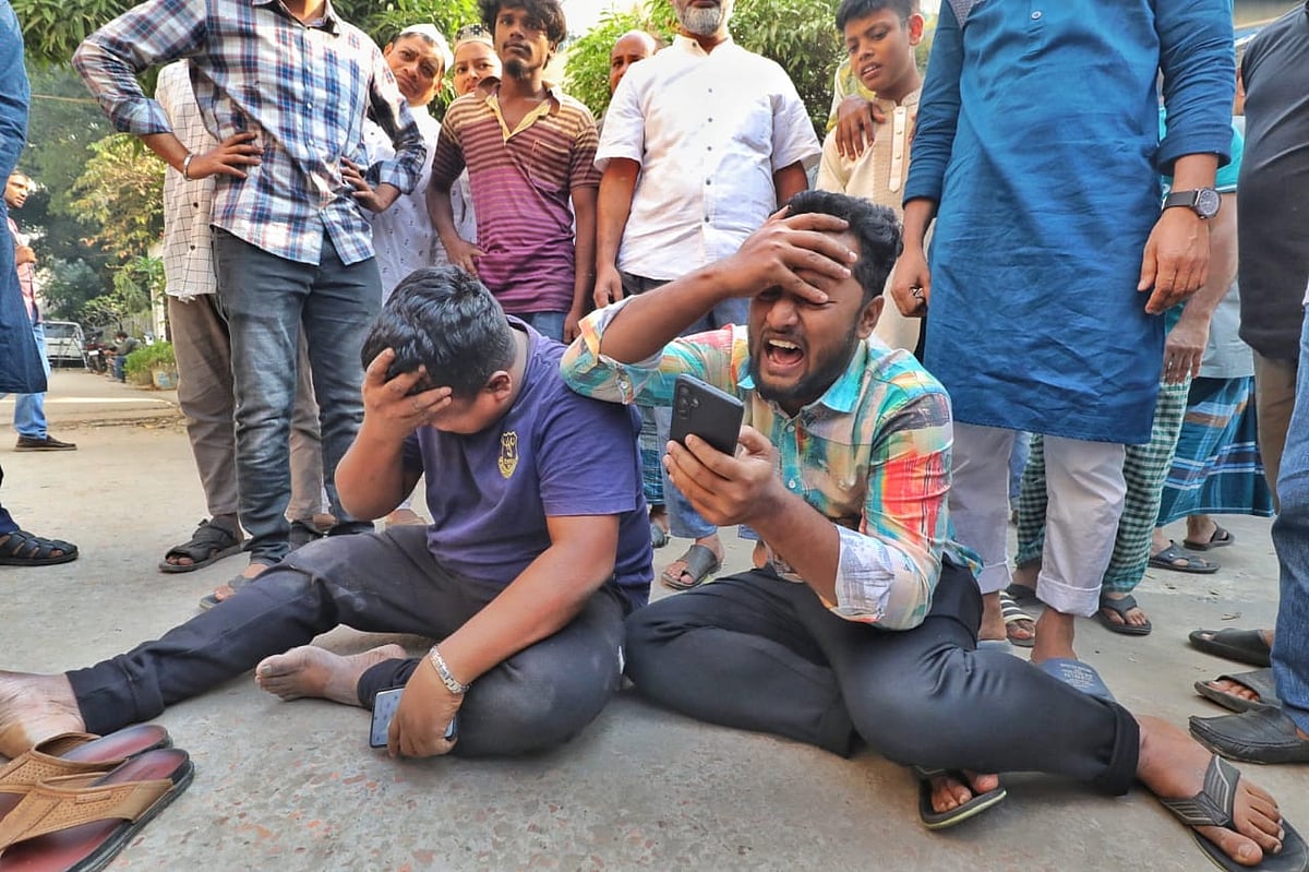 নিহত আব্দুর রহিম ও আব্দুল আজিজ রিমনের স্বজনদের আহাজারি। মিটফোর্ড হাসপাতালে মর্গের সামনে