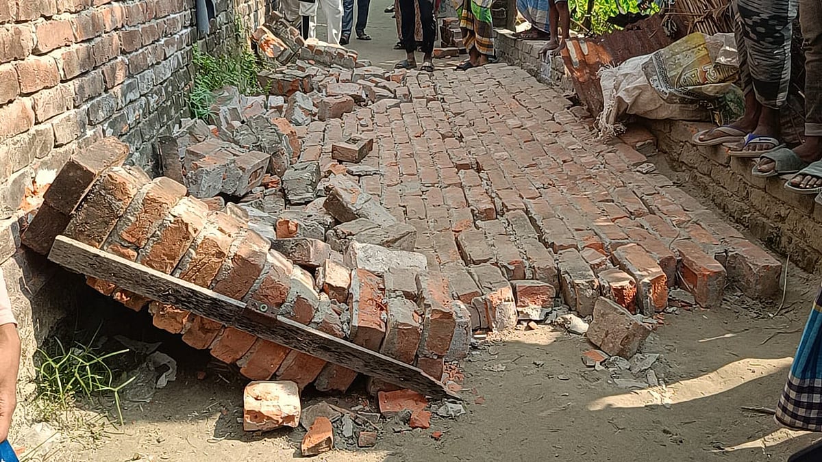 নারায়ণগঞ্জের রূপগঞ্জে ভূমিকম্পে সড়কের পাশের সীমানাপ্রাচীর ধসে পড়েছে। আজ শুক্রবার দুপুরে গোলাকান্দাইল এলাকায়