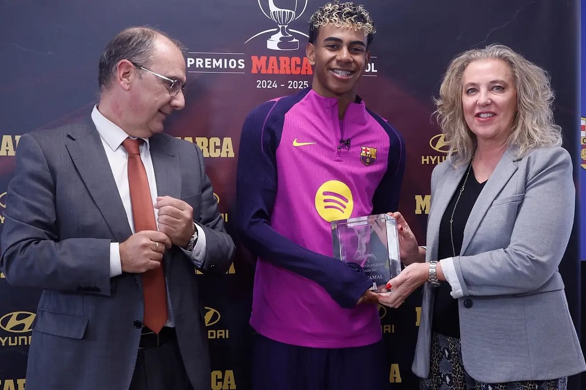 ডি স্টেফানো পুরস্কার নিচ্ছেন ইয়ামাল