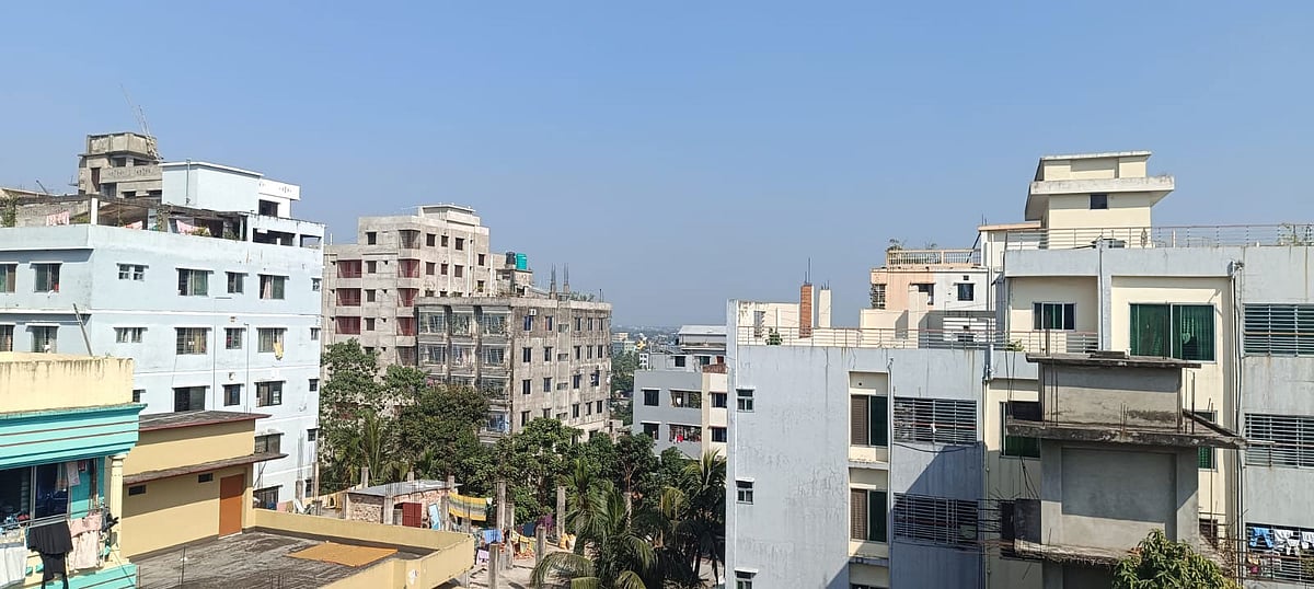 ভূমিকম্পের প্রবল ঝাঁকুনিতে কেঁপে ওঠে চট্টগ্রাম নগরের ঘরবাড়ি। আজ সকালে নগরের মুরাদপুর এলাকা থেকে তোলা