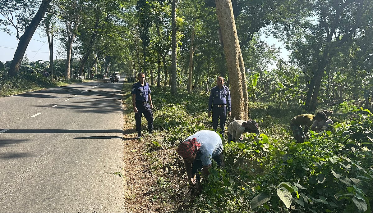 ঝিনাইদহের মহেশপুরে ছিনতাই ও দুর্ঘটনা রোধে পুলিশের উদ্যোগে সড়কের দুই ধারের জঙ্গল পরিষ্কারের কাজ চলছে