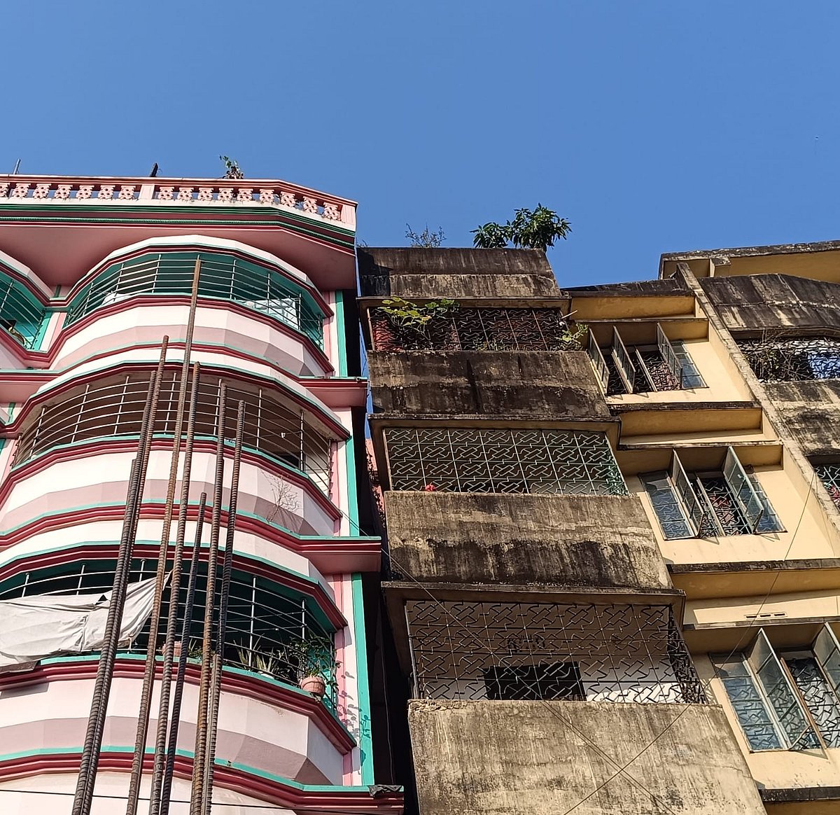 ভূমিকম্পের পর হেলে পড়েছে ৬ তলা ভবন। আজ বেলা ৩টায় চট্টগ্রাম নগরের মনসুরাবাদ এলাকায়