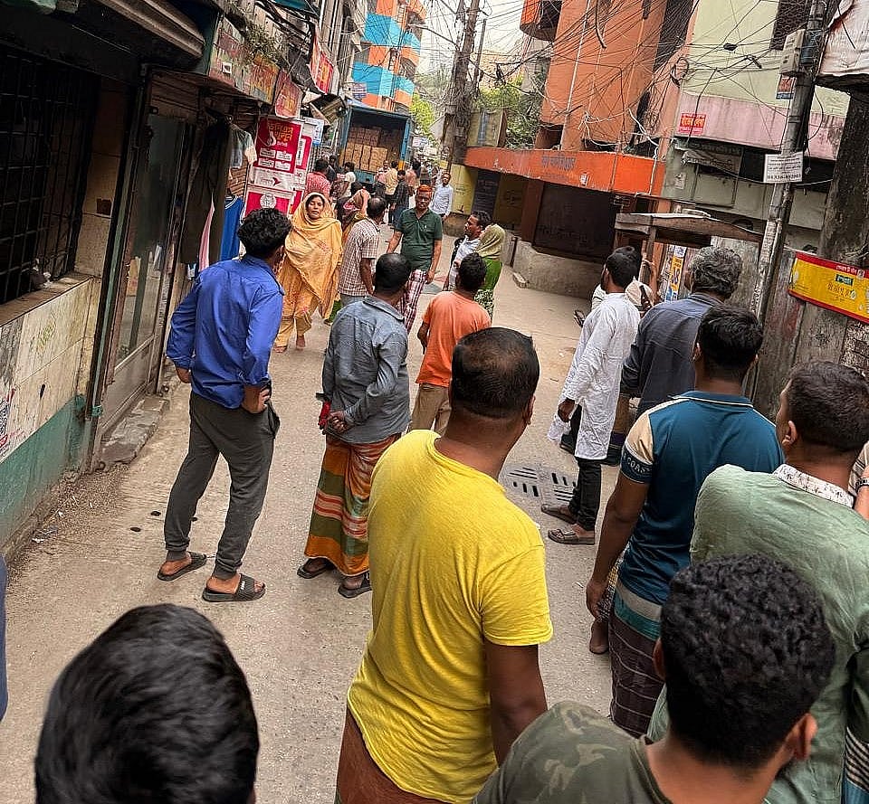 তেজকুনিপাড়ায় ভূমিকম্পে অনেকেই বাড়ি থেকে নিচে নেমে গেছে । আজ সকালে