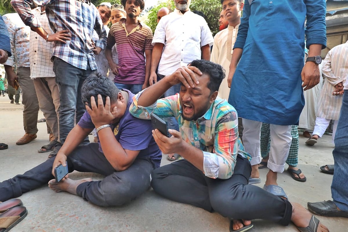 পুরান ঢাকার কসাইটুলী এলাকার একটি ভবনের রেলিং ধসে পড়ে তিনজন নিহত হয়েছেন। মিটফোর্ড হাসপাতালে মর্গের সামনে তাঁদের স্বজনদের আহাজারি