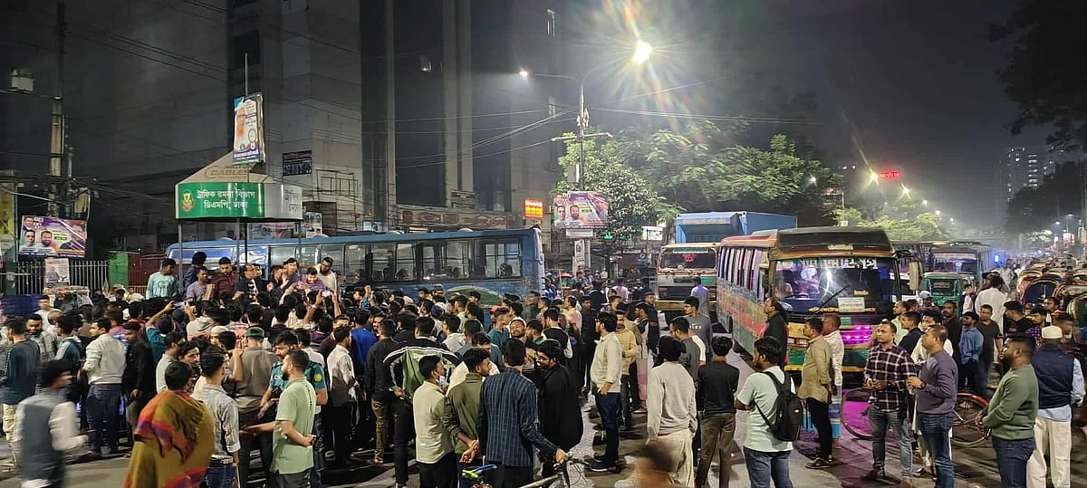 ভূমিকম্পের ঝুঁকিপ্রবণ হল সংস্কারের দাবিতে শুক্রবার রাতে মিরপুর-নিউমার্কেট সড়ক অবরোধ করেন ঢাকা কলেজের শিক্ষার্থীরা