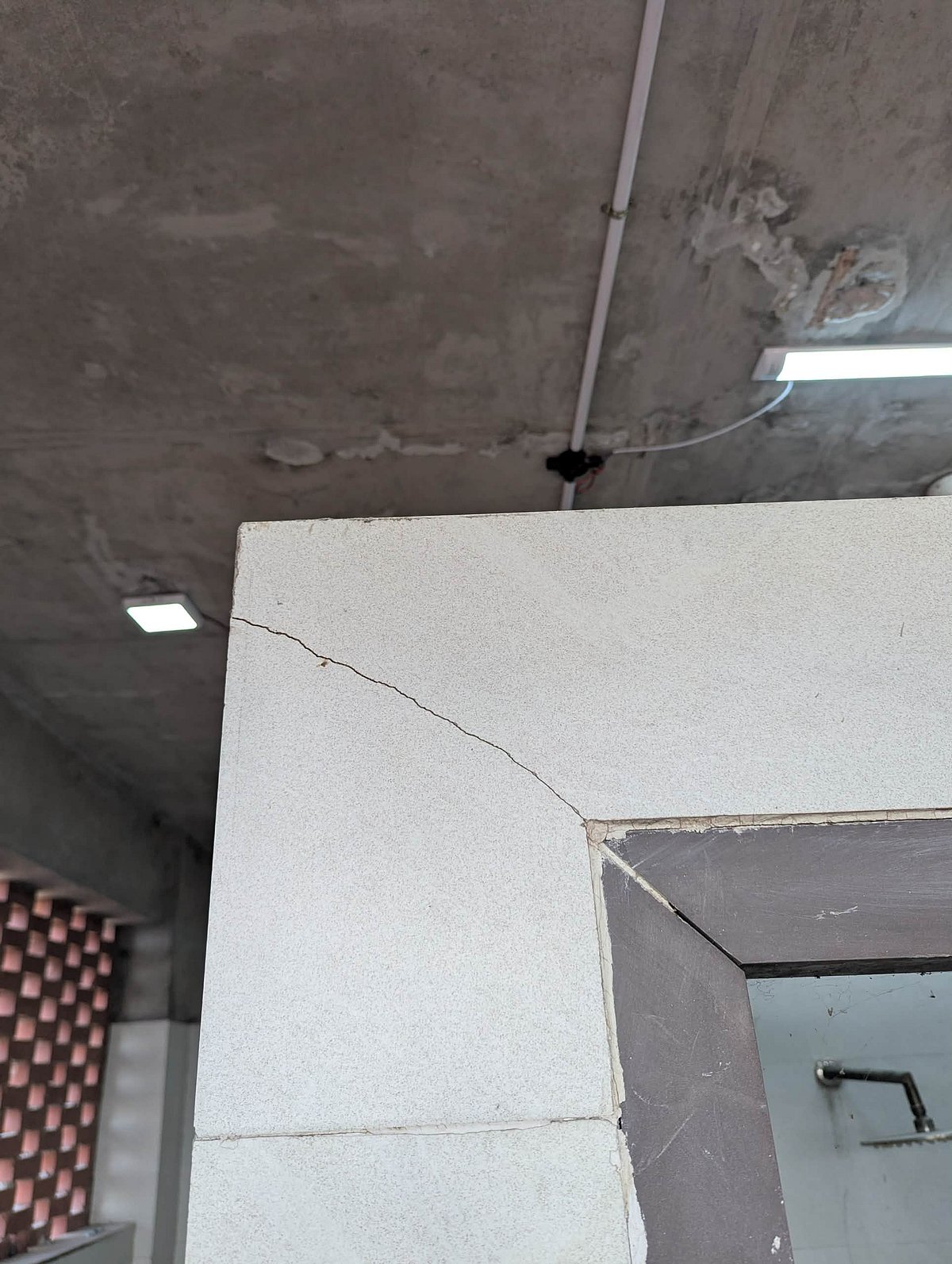 ভূমিকম্পে জাহাঙ্গীরনগর বিশ্ববিদ্যালয়ের জাতীয় কবি কাজী নজরুল ইসলাম হলের ওয়াশরুমে ফাটল ধরেছে। আজ শুক্রবার সকালে