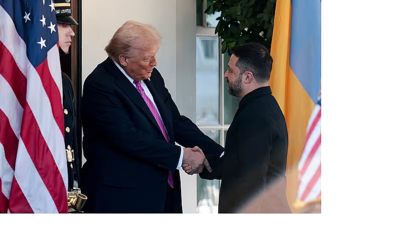 যুক্তরাষ্ট্রের প্রেসিডেন্ট ডোনাল্ড ট্রাম্প (বাঁয়ে) ও ইউক্রেনের প্রেসিডেন্ট ভলোদিমির জেলেনস্কি। হোয়াইট হাউসে, ১৭ অক্টোবর ২০২৫