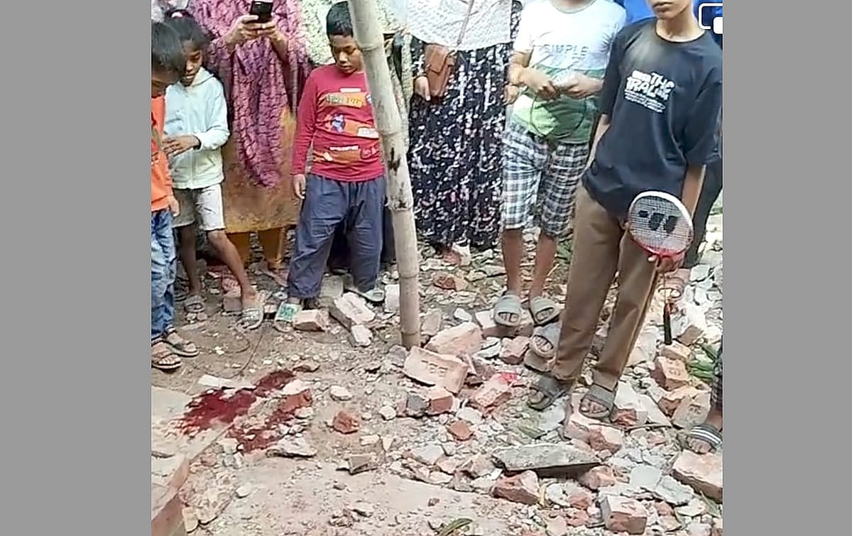 নরসিংদী সদরের চিনিশপুর ইউনিয়নের গাবতলী এলাকার এই বাড়িতে ভূমিকম্পের সময় ছাদ ধসে দুজন মারা গেছেন