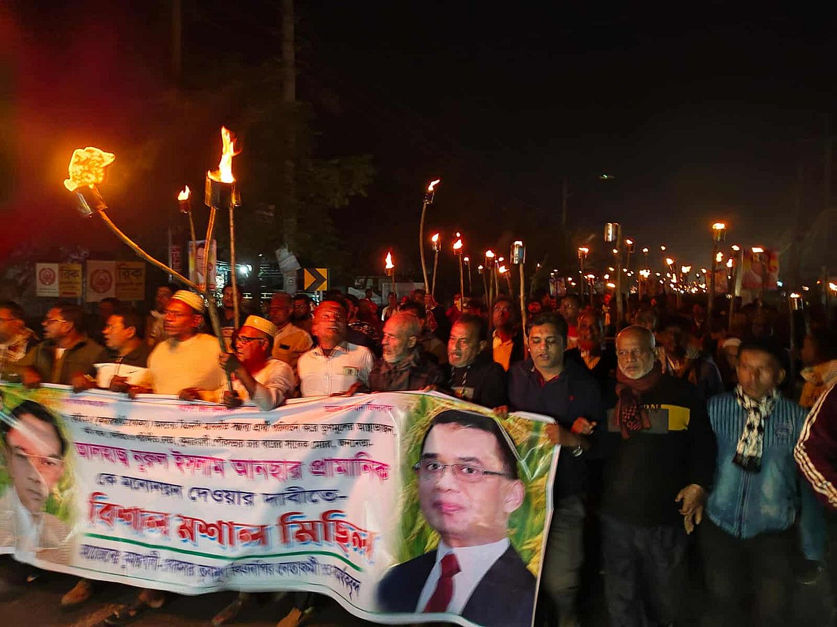 কুষ্টিয়া-৪ আসনে বিএনপির মনোনীত প্রার্থীকে পরিবর্তনের দাবিতে মশালমিছিল। শুক্রবার সন্ধ্যায় কুমারখালীর তাঁতীপাড়ার মোড় এলাকায়