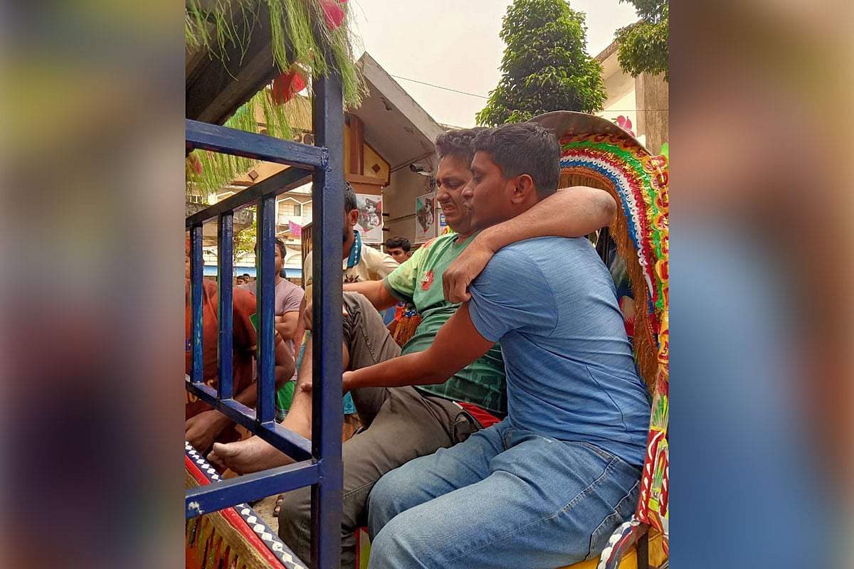 আহত একজনকে হাসপাতালে নেওয়া হচ্ছে