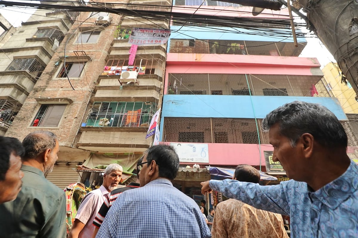 সূত্রাপুরে ভূমিকম্পে অনেকেই আতঙ্কে রাস্তায় নেমে আসেন। আজ সকালে